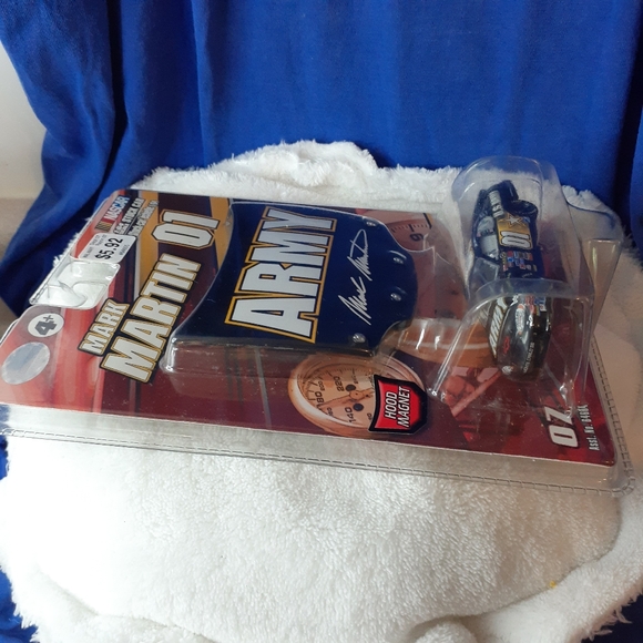 1997 Nascar Stock Mark Martin #1 US Army Die Cast w/ Hood 🧲 $12.50🇨🇦Shipping - Picture 6 of 14